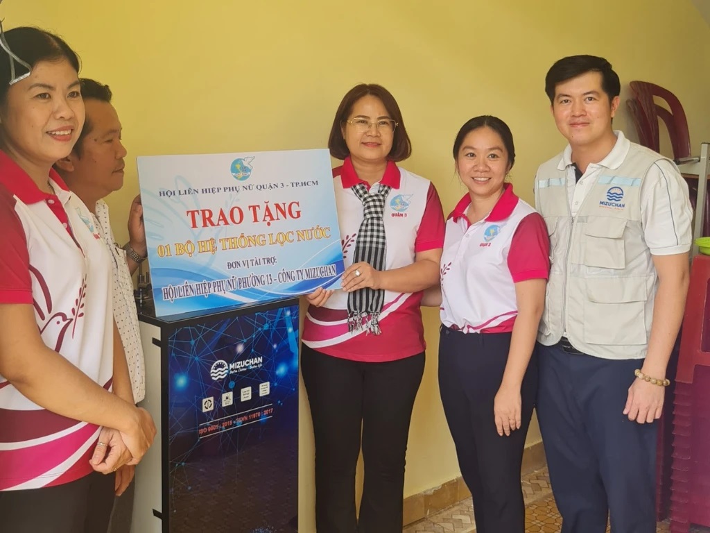 Trao tặng máy lọc nước cho trường học